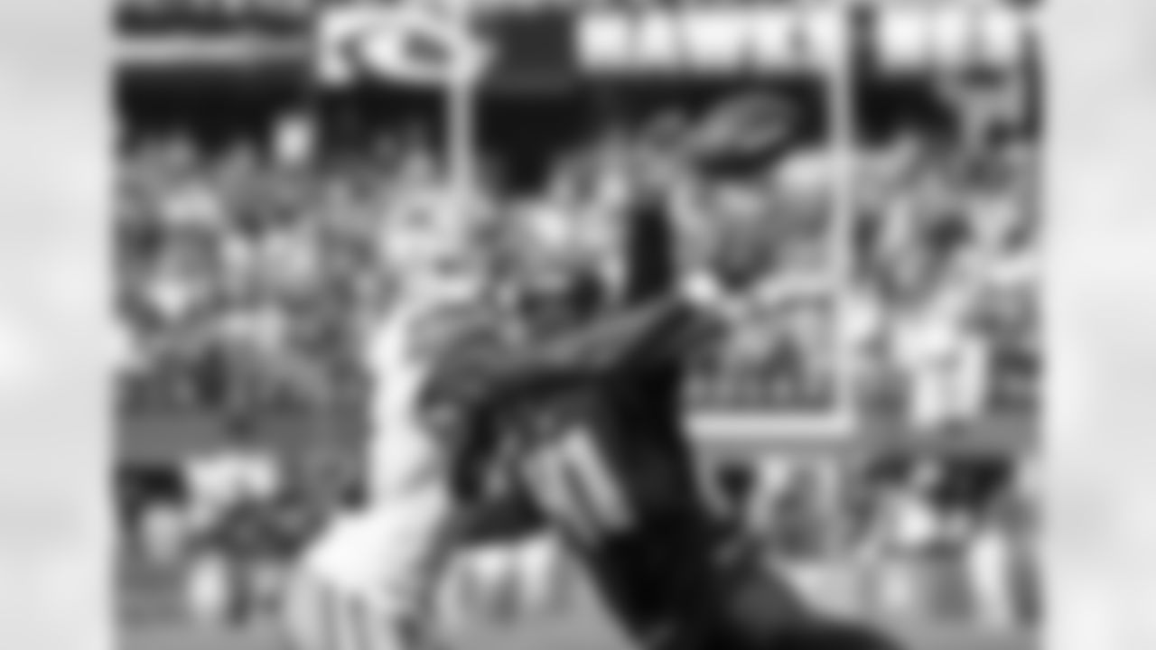 [December 20, 1987]: Seahawks 34 - Bears 21 Seattle Seahawks wide receiver Ray Butler (83) eludes Chicago Bears cornerback Reggie Phillips (48) during an NFL game in Chicago, Ill., Dec. 20, 1987. (AP Photo)