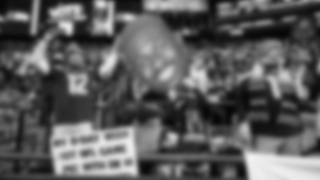 Fans promote Seahawks players for Pro Bowl voting.