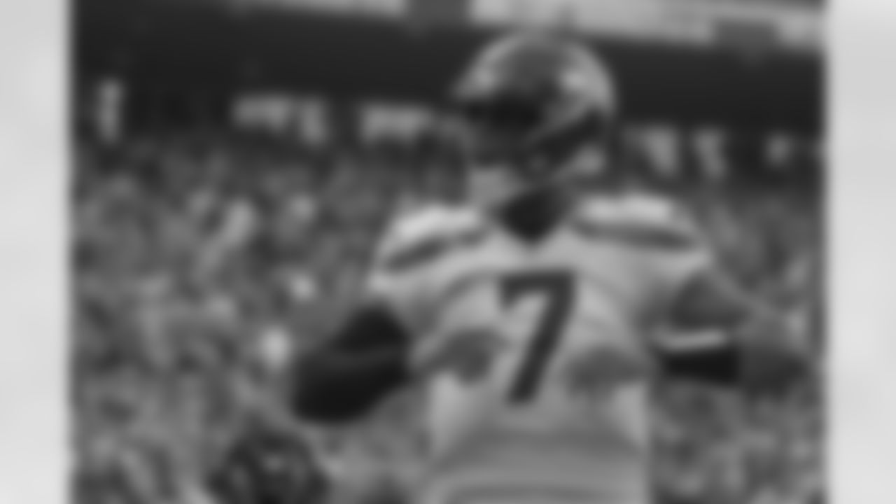 The best photos of Seahawks quarterback Geno Smith from the 2022 season.