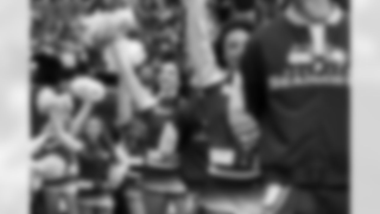 20221211_CARvsSEA_Dancers_POTTER-34