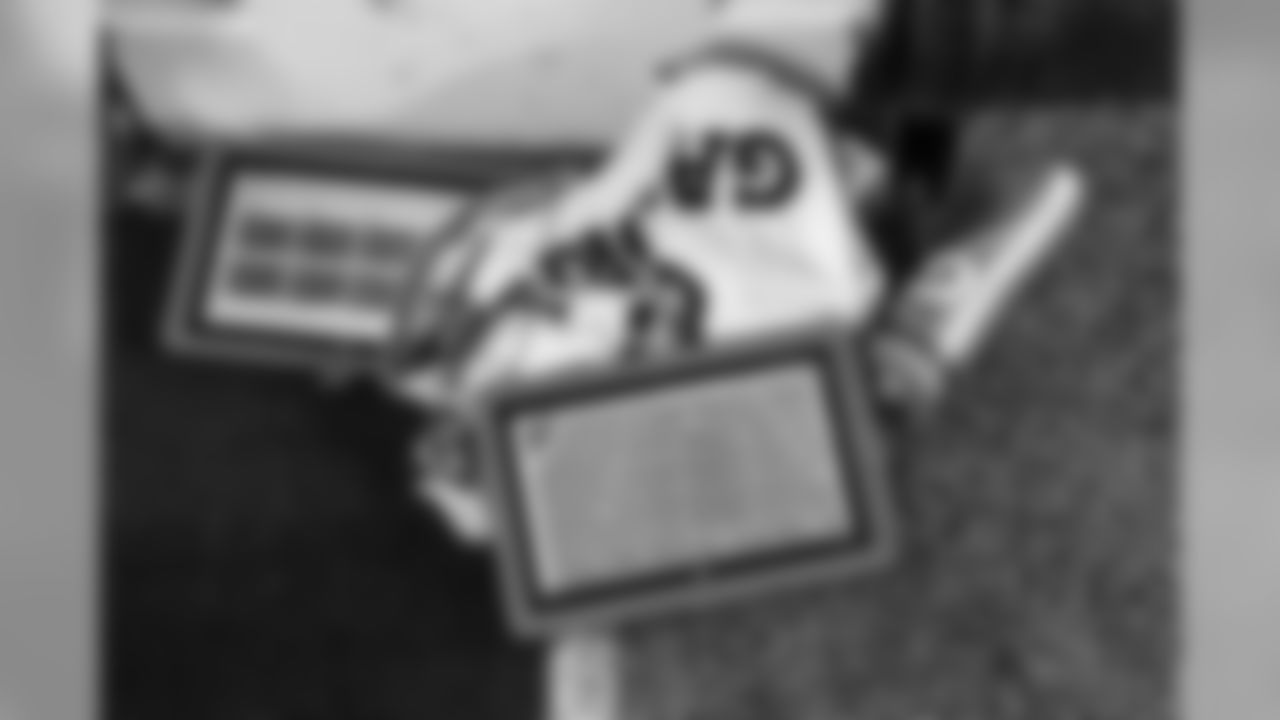 [October 8, 2000]: Panthers 26 – Seahawks 3 Carolina Panthers' Donald Hayes (81) is hit by Seattle Seahawks' Jay Bellamy (20) and Willie Williams (27) after a catch in the second quarter Sunday, Oct. 8, 2000, at Ericsson Stadium in Charlotte, N.C. (AP Photo/Erik Perel)