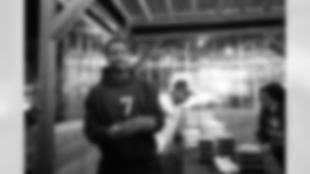 Seahawks quarterback Geno Smith provides gift cards and meals for families from Atlantic Street Center to help them celebrate Thanksgiving.