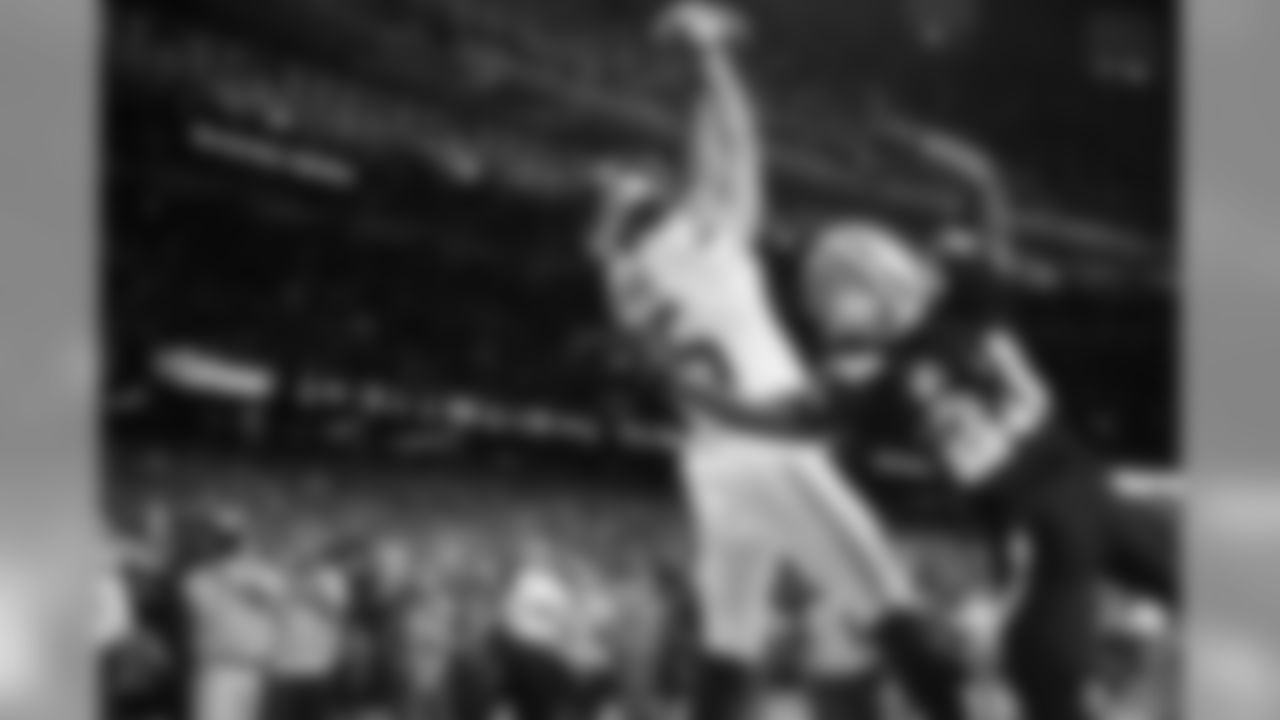 On the game's final play with the game clock at 0:00, Seahawks receiver Jermaine Kearse leaps high to corral a pass from quarterback Russell Wilson in the corner of the end zone, but could not stay inbounds on the play.