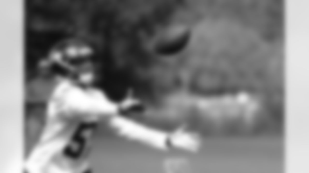 Linebacker Mike Morgan