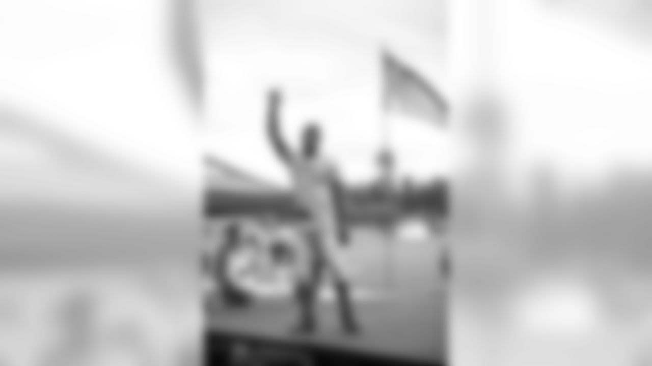 [November 1, 2009]: Cowboys 38- Seahawks 17Seattle Seahawks safety Deon Grant (24) makes a tackle on Dallas Cowboys wide receiver Patrick Crayton (84) following Crayton's reception in the first half of an NFL football game, Sunday, Nov. 1, 2009, in Arlington, Texas. (AP Photo/Donna McWilliam)