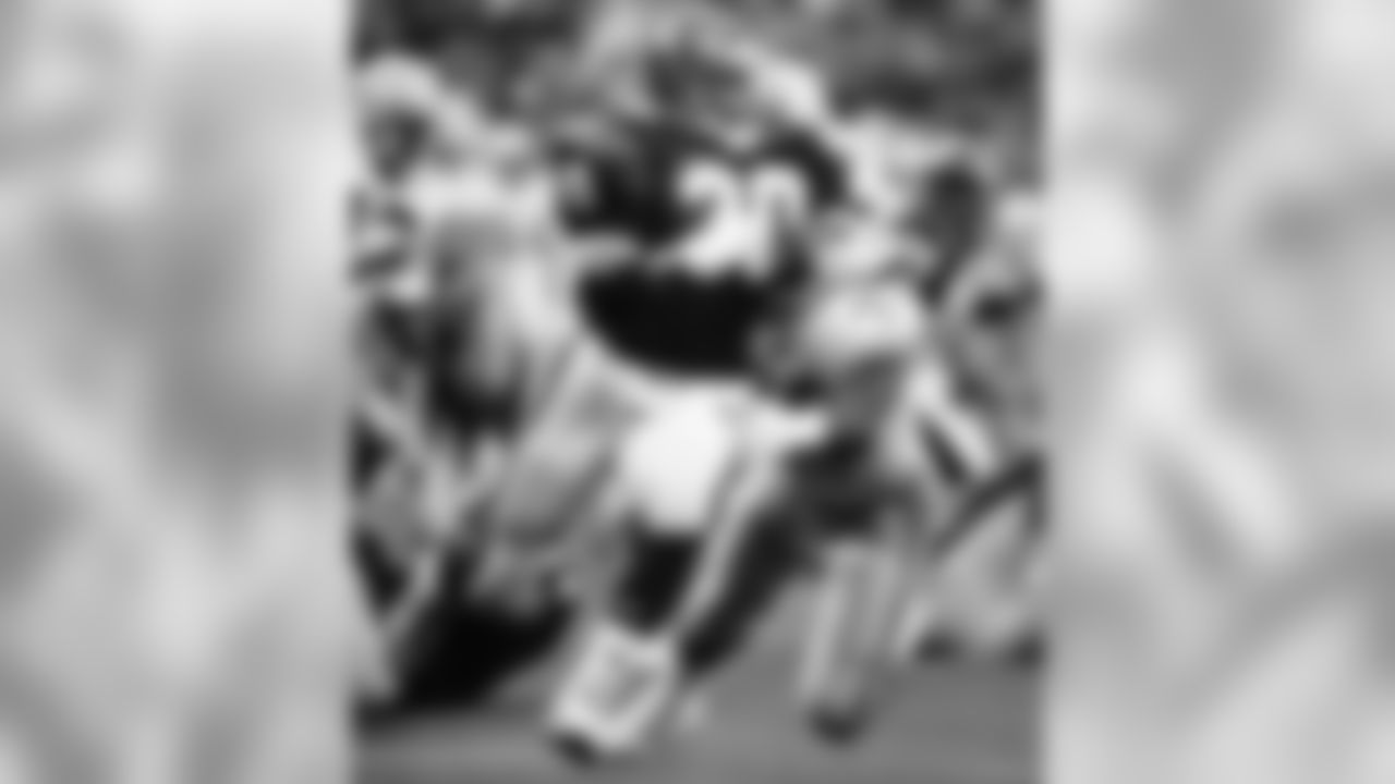 Cincinnati Bengals Ickey Woods (30) runs away from Seattle Seahawks Jacob Green in the second quarter of the Bengals 21-13 AFC semi-final victory in Cincinnati, Jan. 2, 1981. The Bengals will play for the AFC championship next Sunday in Cincinnati. (AP Photo/Al Behrman)
