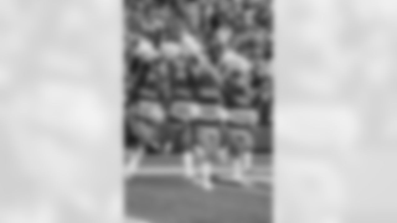Seahawks-Dancers-Game-Action202110311342590572