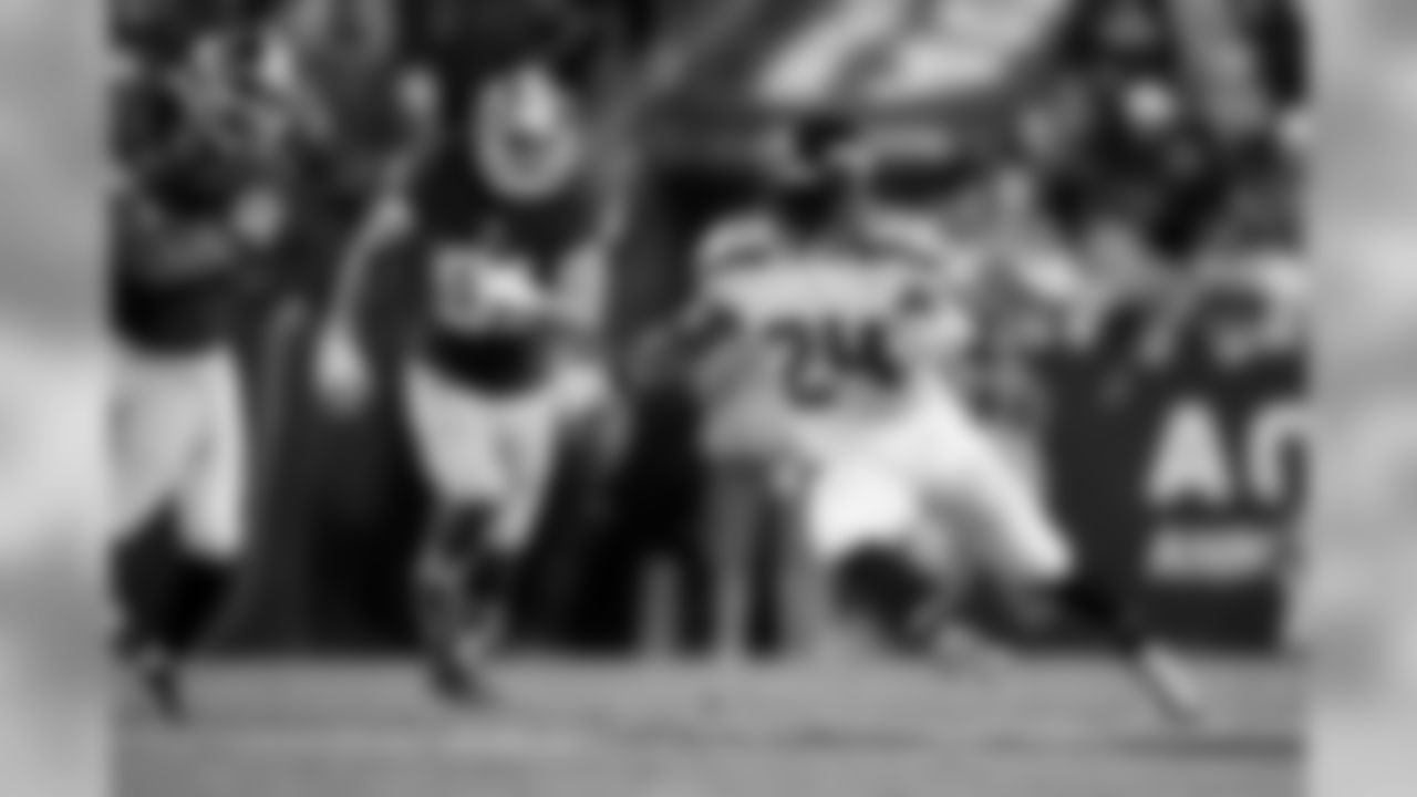 Marshawn Lynch cuts back against the Washington defense.