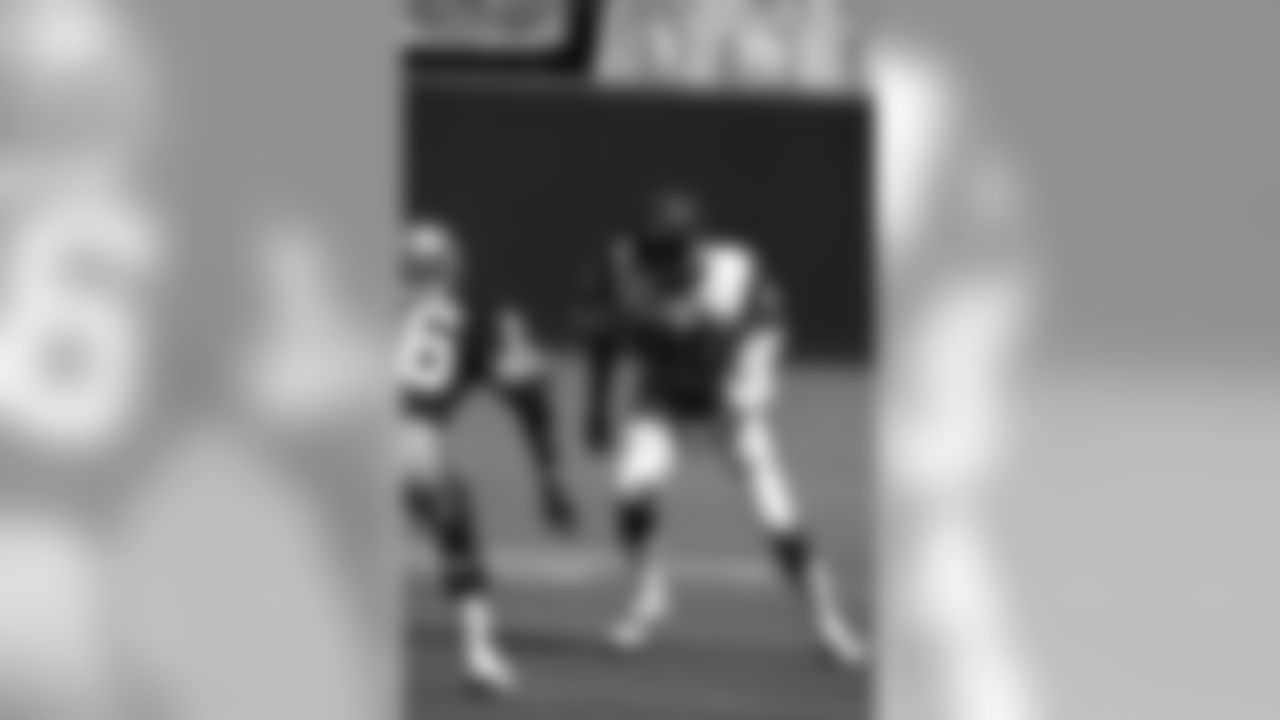 Cincinnati Bengals Cris Collinsworth (80) prepares to run a pass pattern during an NFL game against the Seattle Seahawks in Cincinnati on September 6, 1981. The Bengals defeated the Seahawks 27-21. (AP Photo/Chuck Solomon)