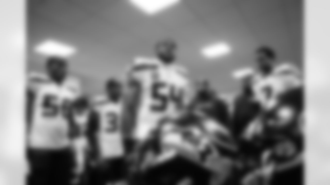 Seahawks defensive captain Bobby Wagner talks to the team before they take the field against the Bengals.