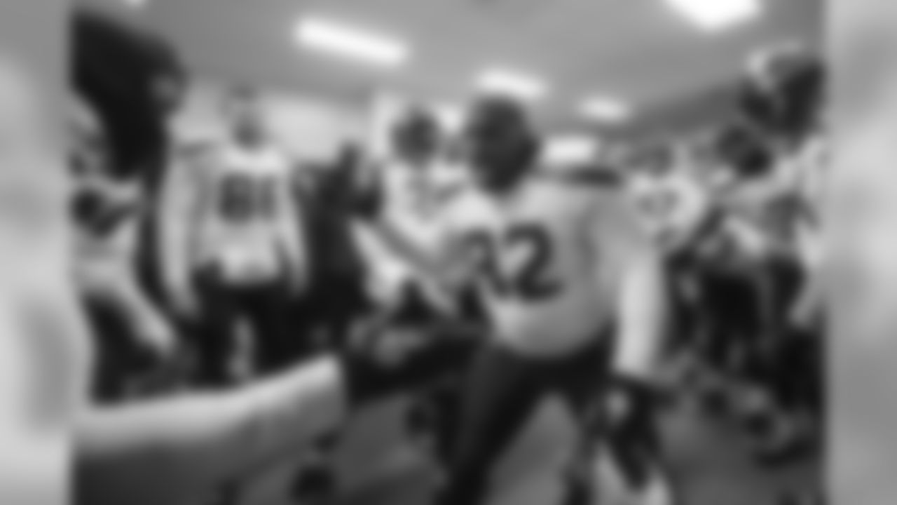 Seahawks veteran defensive lineman Brandon Mebane got the team fired up before they left the locker room for kickoff.