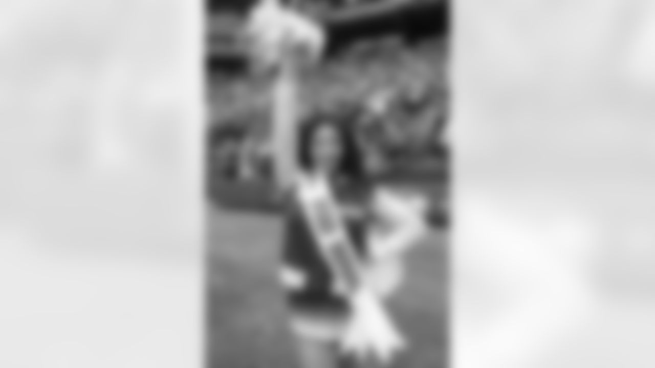 20221211_CARvsSEA_Dancers_POTTER-205