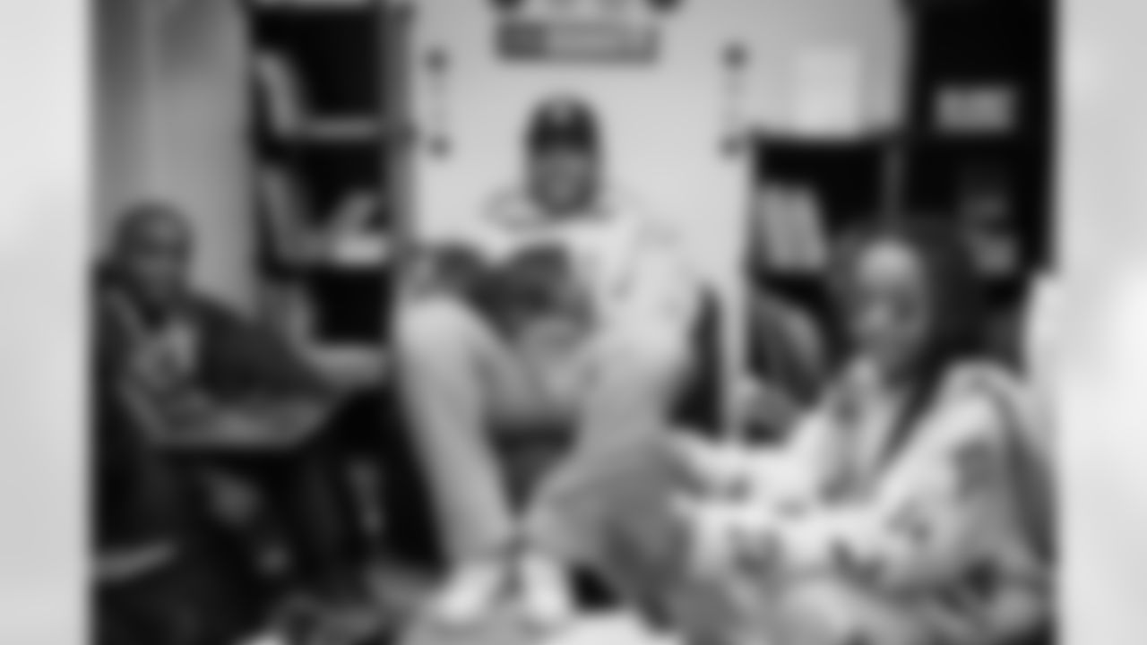12.05.22_Weintrob_A7IV_Seahawks_UchennaNwosuReadingCorner_035