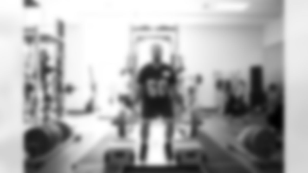 Max Unger lifts after Tuesday's practice