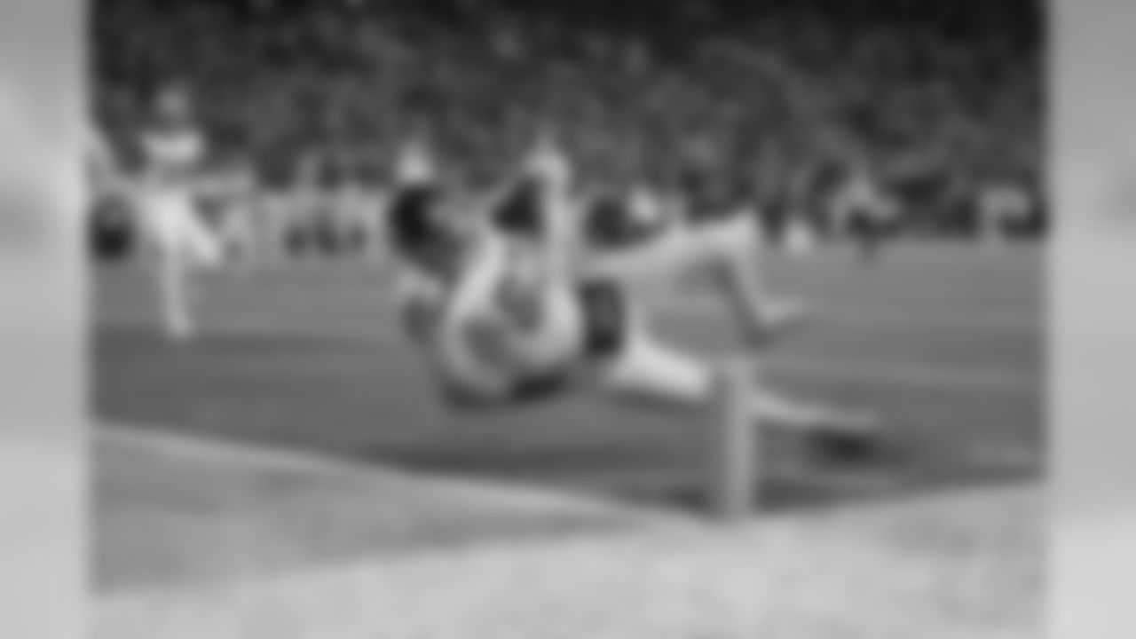 Luke Willson dives into the end zone for a touchdown.