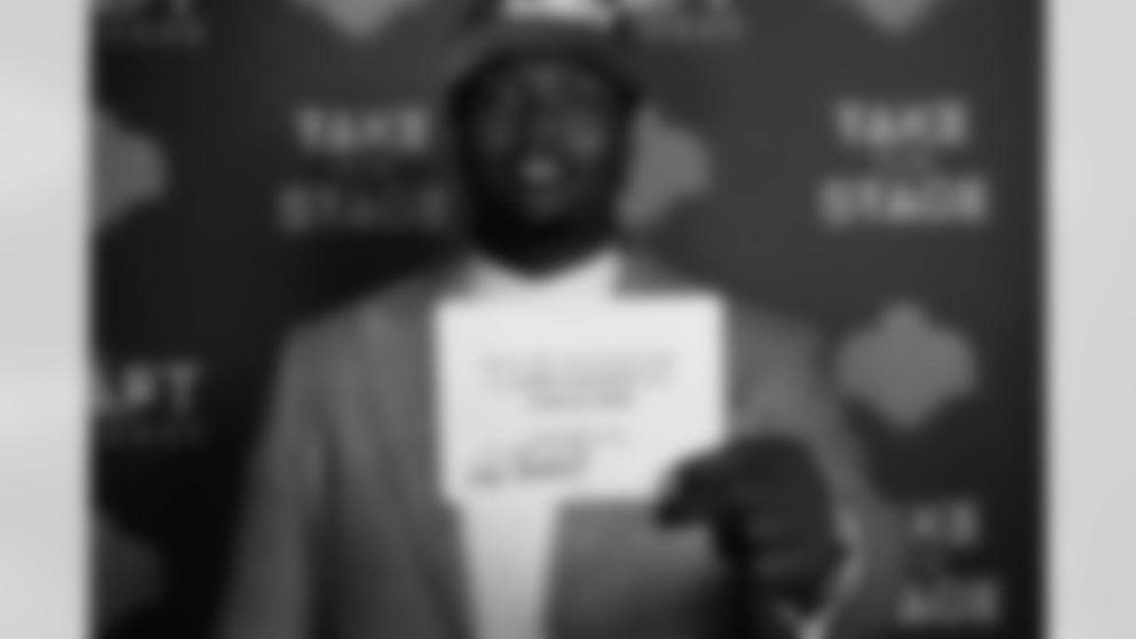 Seahawks-Charles-Cross-Offseason-20220428_18-35-39_2333