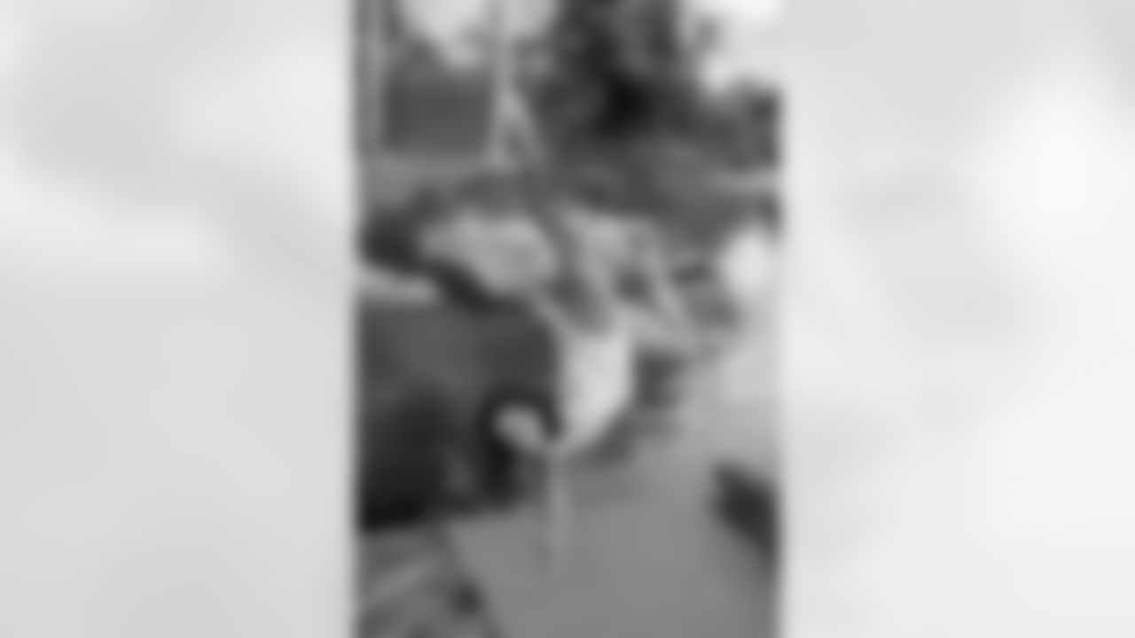 Seahawks_Colon-Cancer-Katrina_Crucial_Catch_SeaDancers_SP-44