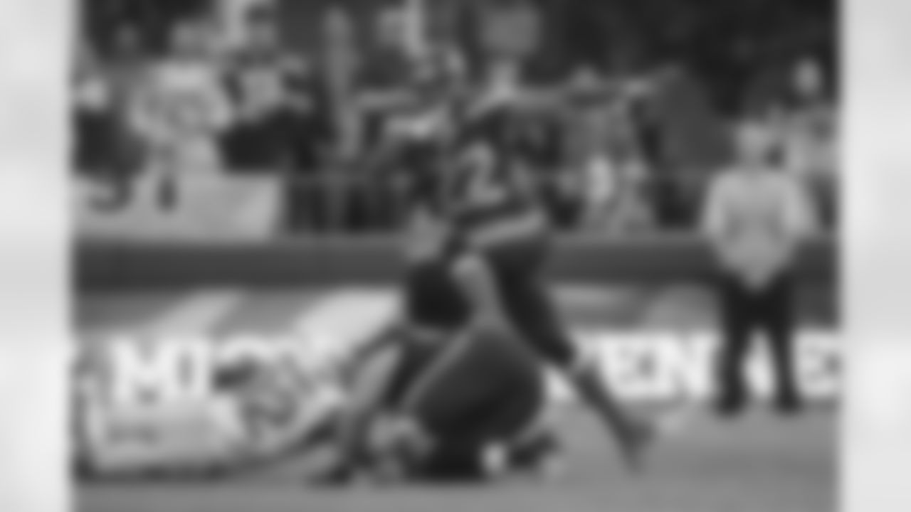 [October 7, 1979]: Seahawks 35 - 49ers 24Seattle Seahawks fullback Dan Doornink (33) runs upfield during an NFL game against the San Francisco 49ers in San Francisco, Oct. 7, 1979. The Seahawks defeated the 49ers 35-24. (AP Photo/Al Messerschmidt)