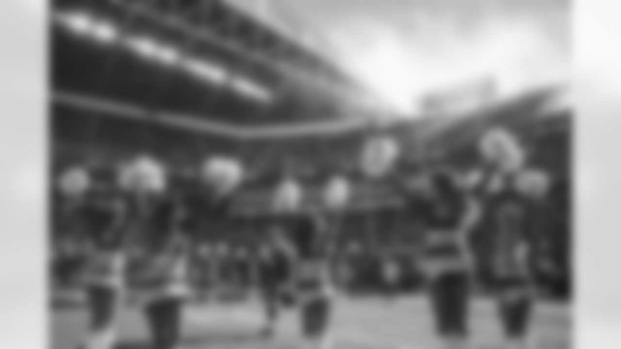 Seahawks-Dancers-Game-Action202110311257261863