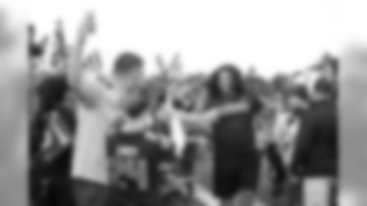 [December 6, 2004]: Cowboys 43- Seahawks 39Seattle Seahawks' Rashad Moore (95) tries to knock down a pass by Dallas Cowboys quarterback Vinny Testaverde in the second quarter Monday, Dec. 6, 2004, in Seattle. The pass was incomplete. (AP Photo/Elaine Thompson)