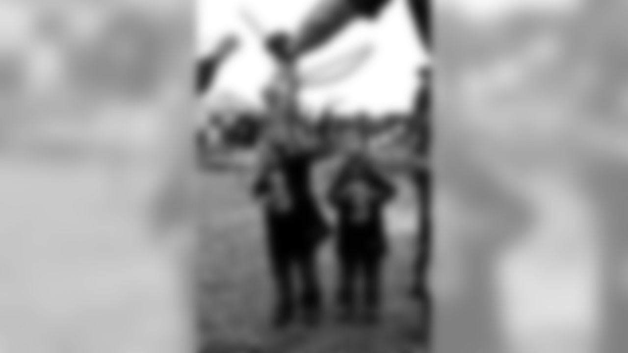 [September 12, 1999]: Lions 28 – Seahawks 20  Seattle Seahawks' Sean Dawkins (81) catches a touchdown pass from Jon Kitna while being defended by Detroit Lions' Terry Fair (23) in the fourth quarter, Sunday, Sept. 12, 1999, in Seattle. Detroit won 28-20. (AP Photo/Elaine Thompson)