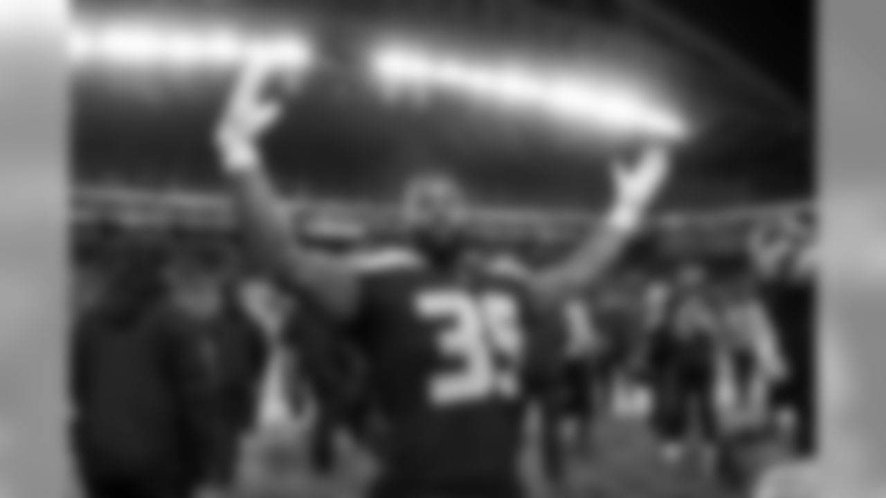 Seahawks running back Mike Davis fires up the 12s on the sidelines as the clock runs out on their 24-10 victory.