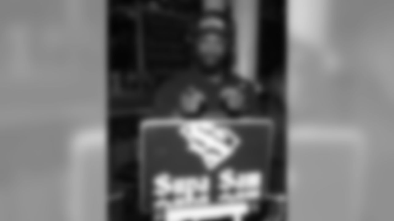 Seahawks_Fan_Rally_mi_191012_10