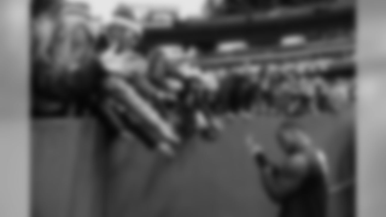 [October 31, 2004]: Seahawks 23 – Panthers 17Seattle Seahawks running back Shaun Alexander (37) runs against the Carolina Panthers in the first half Sunday, Oct. 31, 2004, in Seattle. Alexander gained 195 yards rushing on 32 carries and scored twice in leading the Seahawks to a 23-17 victory. (AP Photo/Elaine Thompson)