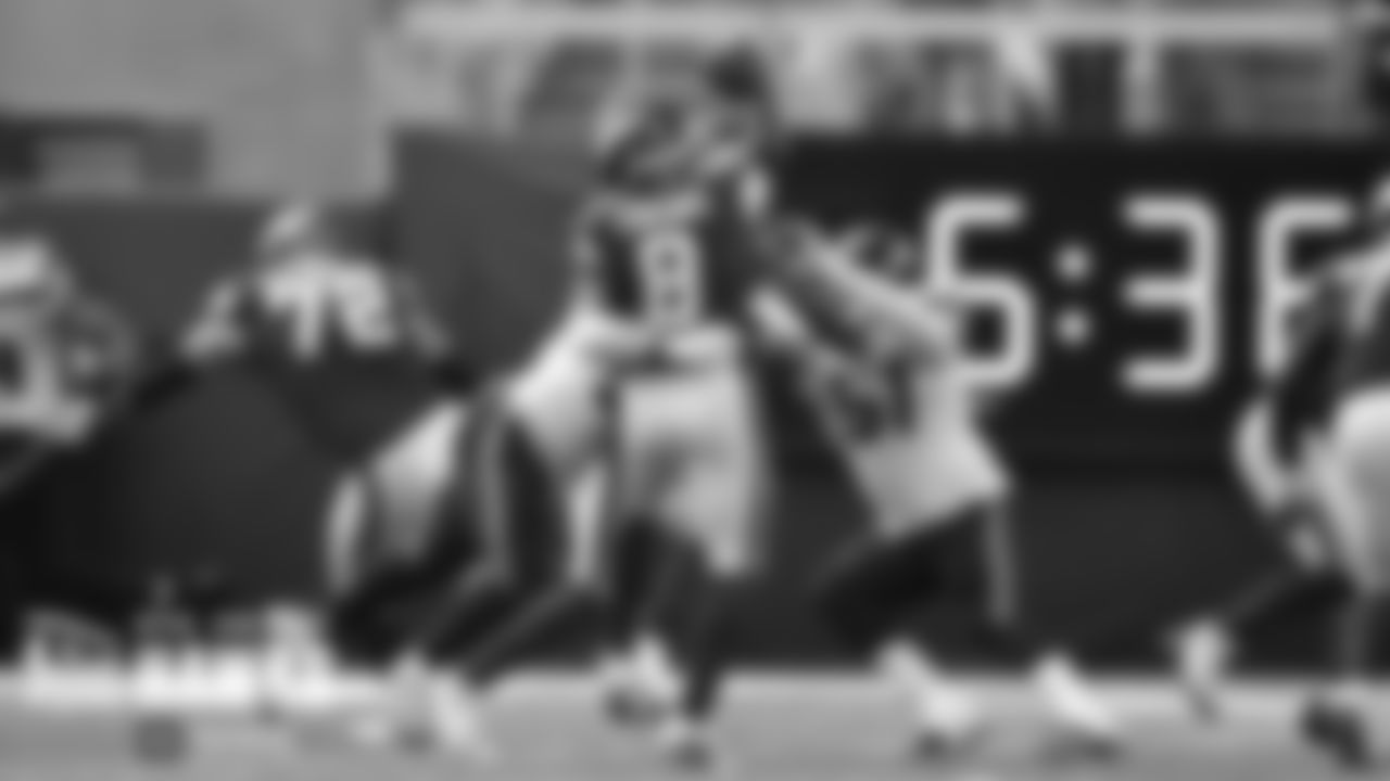Seahawks defenders hit Vikings quarterback Kirk Cousins, resulting in an incomplete pass.