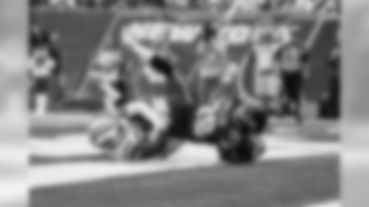 Seattle's C.J. Spiller, playing in his first game with the team after being signed during the week, scored on a eight-yard pass reception from Russell Wilson in the second quarter.