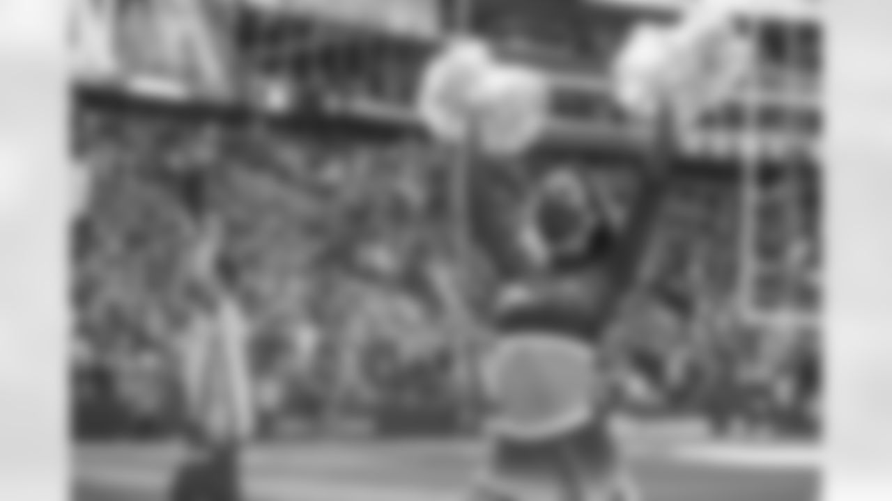 Seahawks-Dancers-Game-Action202110311404542213