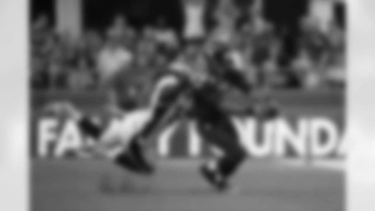 [October 14, 2002]: 49ers 28 – Seahawks 21San Francisco 49ers' Terrell Owens catches the game-winning touchdown pass from quarterback Jeff Garcia while Seattle Seahawks' Shawn Springs defends during the fourth quarter in Seattle, Monday, Oct. 14. 29, 2002. The 49ers won, 28-21. (AP Photo/John Froschauer)