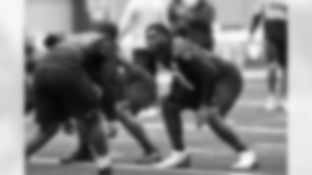 Seahawks-Charles-Cross-Offseason-20220506_11-45-34_1073
