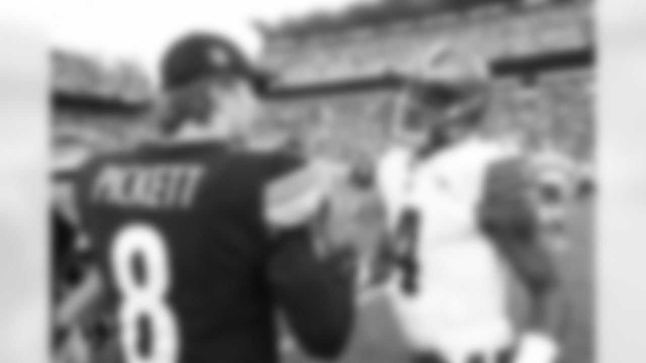 Pittsburgh Steelers quarterback Kenny Pickett (8) and Cleveland Browns quarterback Deshaun Watson (4) during a regular season game between the Pittsburgh Steelers and the Cleveland Browns, Sunday, Jan. 8, 2023 in Pittsburgh, PA. (Jared Wickerham / Pittsburgh Steelers)