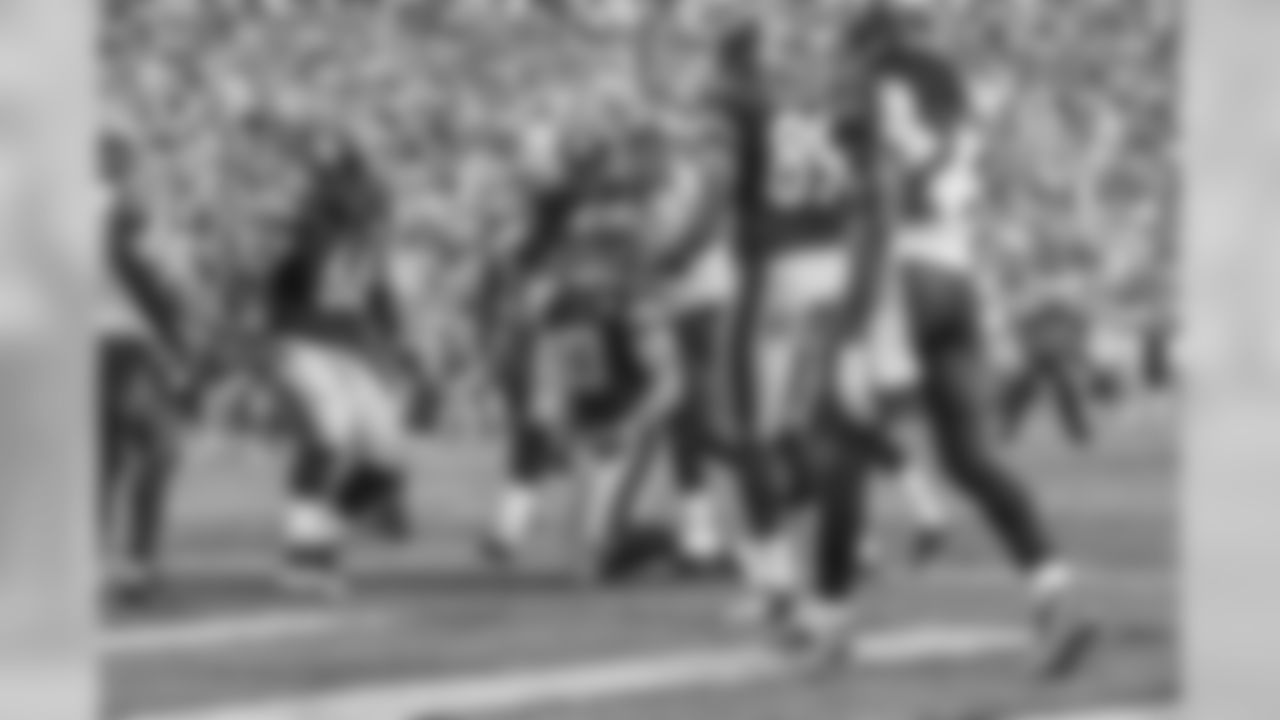 Heath Miller celebrates as he scores a touchdown vs the Tampa Bay Buccaneers at Heinz Field.