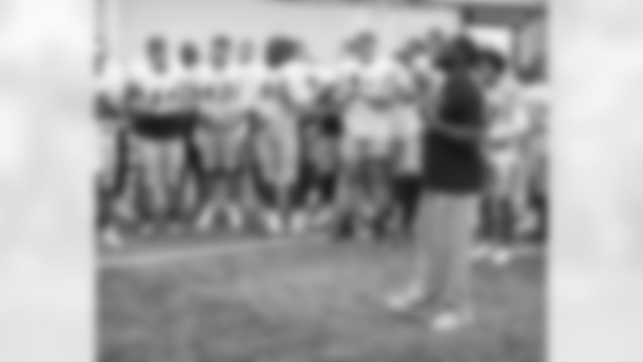 The Pittsburgh Steelers huddle during practice at the UPMC Rooney Sports Complex preparing for a Week 1 matchup against the Cincinnati Bengals, Monday, Sept. 5, 2022 in Pittsburgh, PA. (Karl Roser / Pittsburgh Steelers)