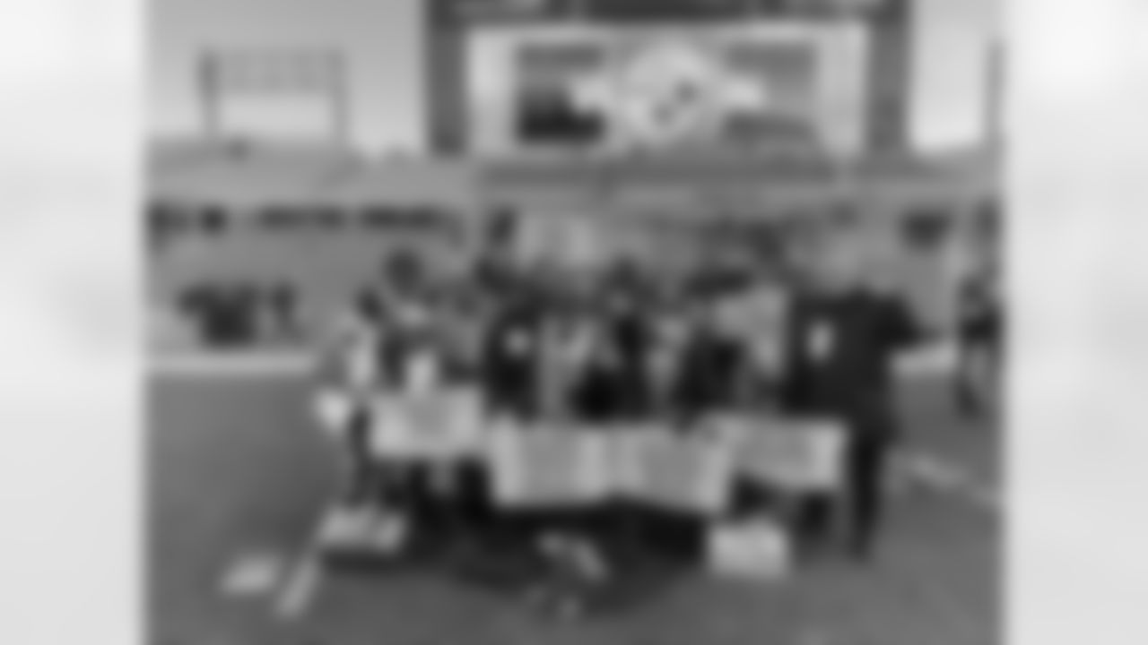 SNUTraditions_SteelersSelfie_Oct820201152AM_Lawson_Jasmine_97494590_77AF48D3DD0A4684863B1C8827471A30.jpeg_97494590_77AF48D3DD0A4684863B1C8827471A30