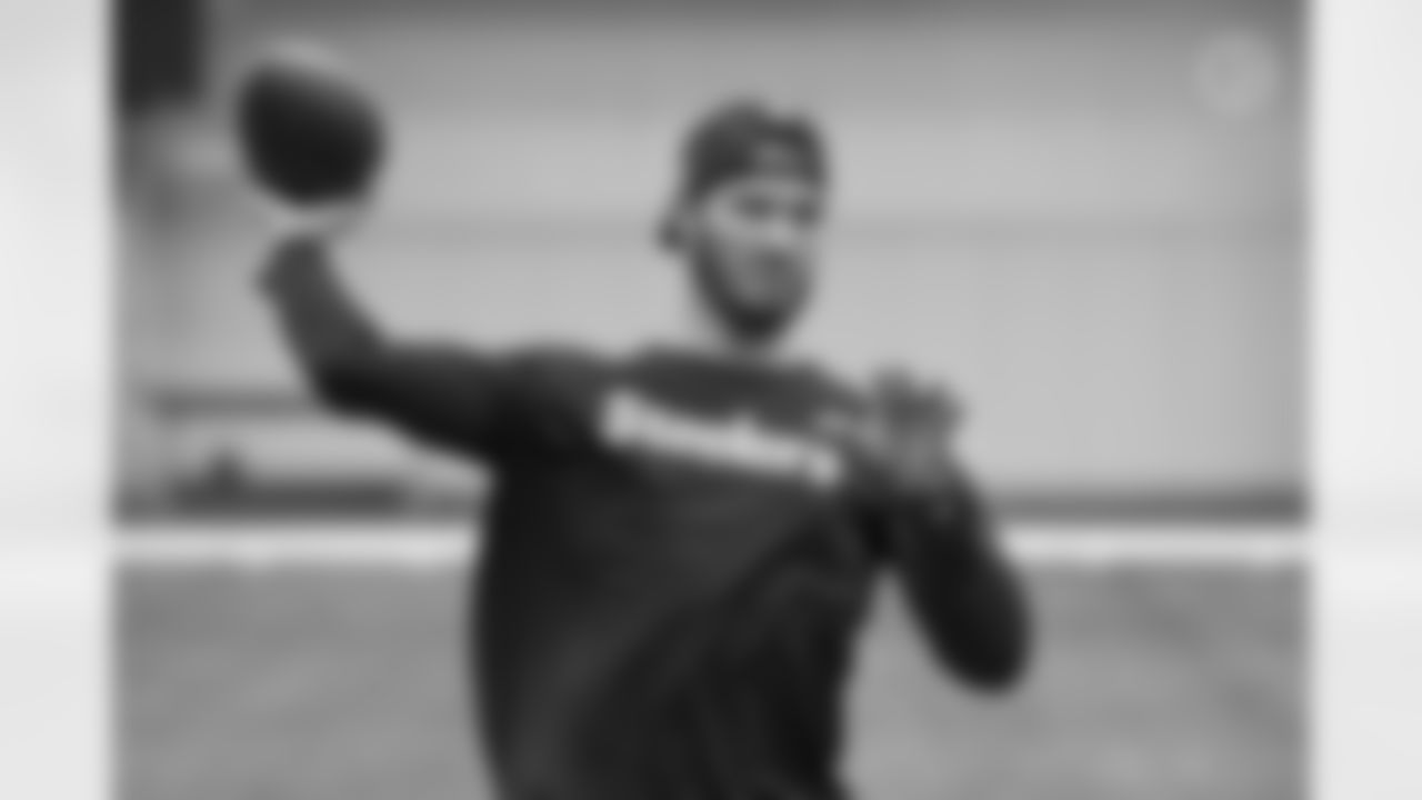 Pittsburgh Steelers quarterback Mitch Trubisky (10) participates in Phase One of the voluntary offseason workout program, Tuesday April 19, 2022 at the UPMC Rooney Sports Complex. (Karl Roser / Pittsburgh Steelers)