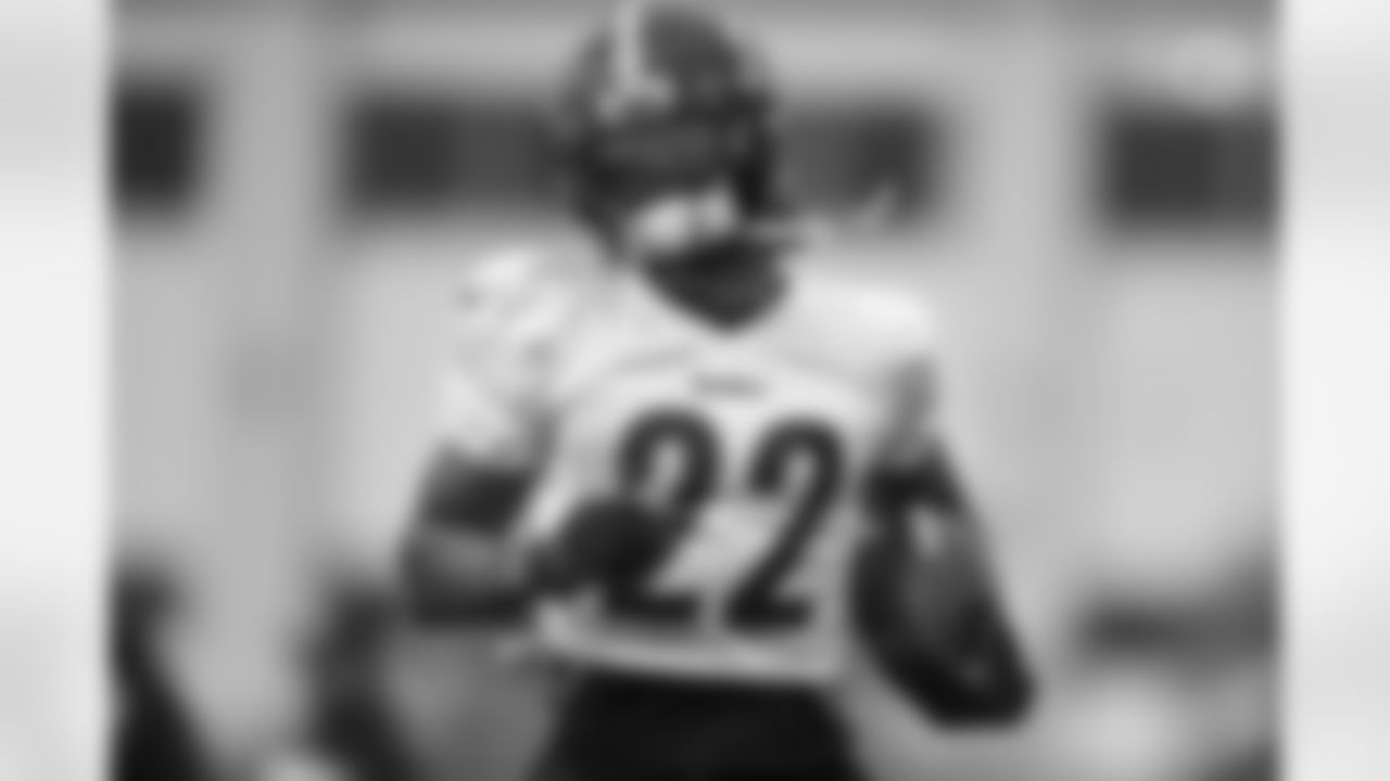 Pittsburgh Steelers running back Najee Harris (22) practices at the UPMC Rooney Sports Complex during rookie minicamp, Sunday, May 16, 2021 in Pittsburgh, PA. (Karl Roser / Pittsburgh Steelers)