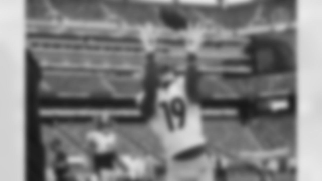 Pittsburgh Steelers wide receiver JuJu Smith-Schuster (19) warms up before a regular season game between the Pittsburgh Steelers and the New York Giants, Monday, Sept. 14, 2020 in East Rutherford, NJ. (Karl Roser / Pittsburgh Steelers)