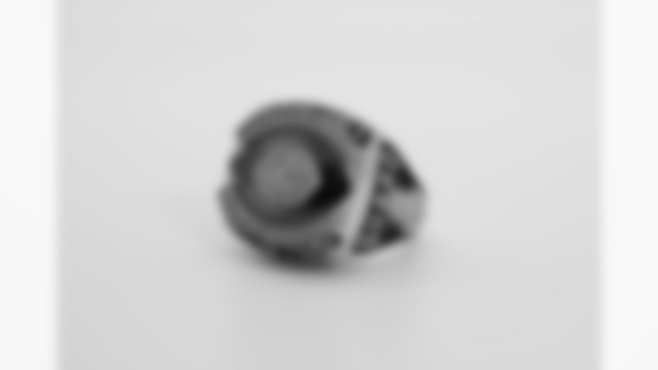 Former Steelers guard Alan Faneca's Hall of Fame ring