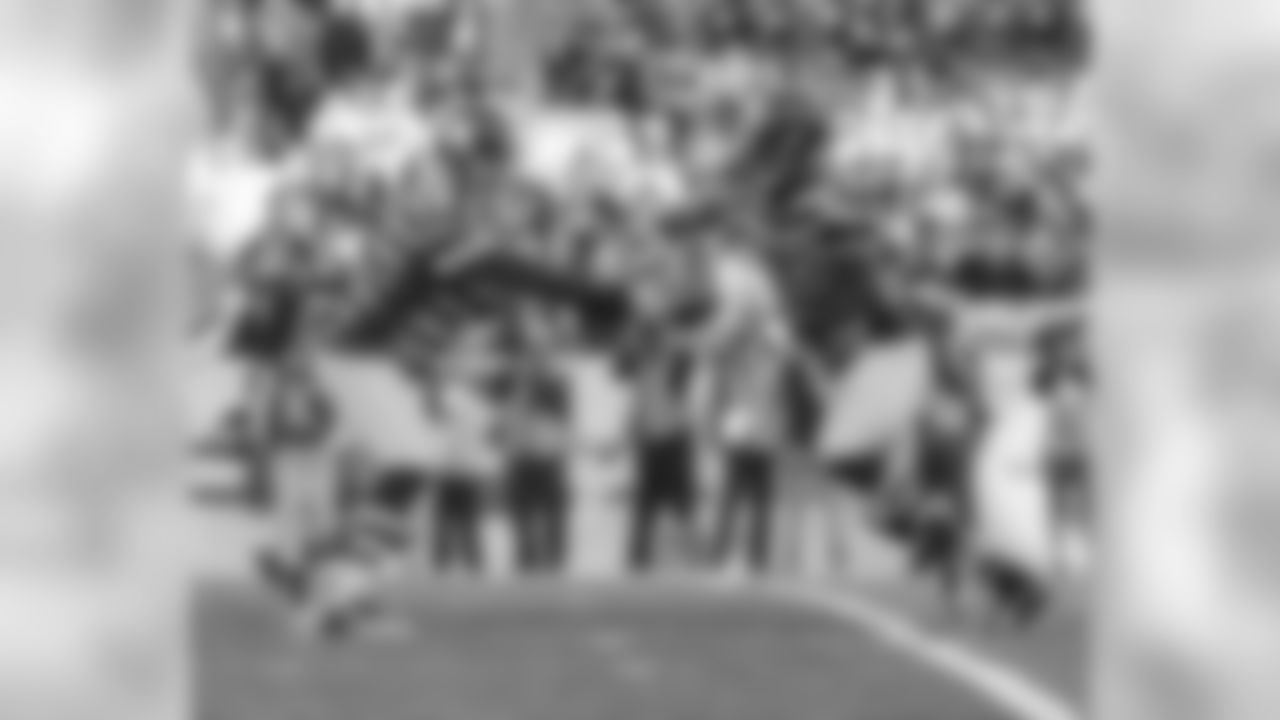 Ben Roethlisberger hands the ball off to Le'Veon Bell during a game against the Indianapolis Colts. The Steelers defeated the Colts 51-34.