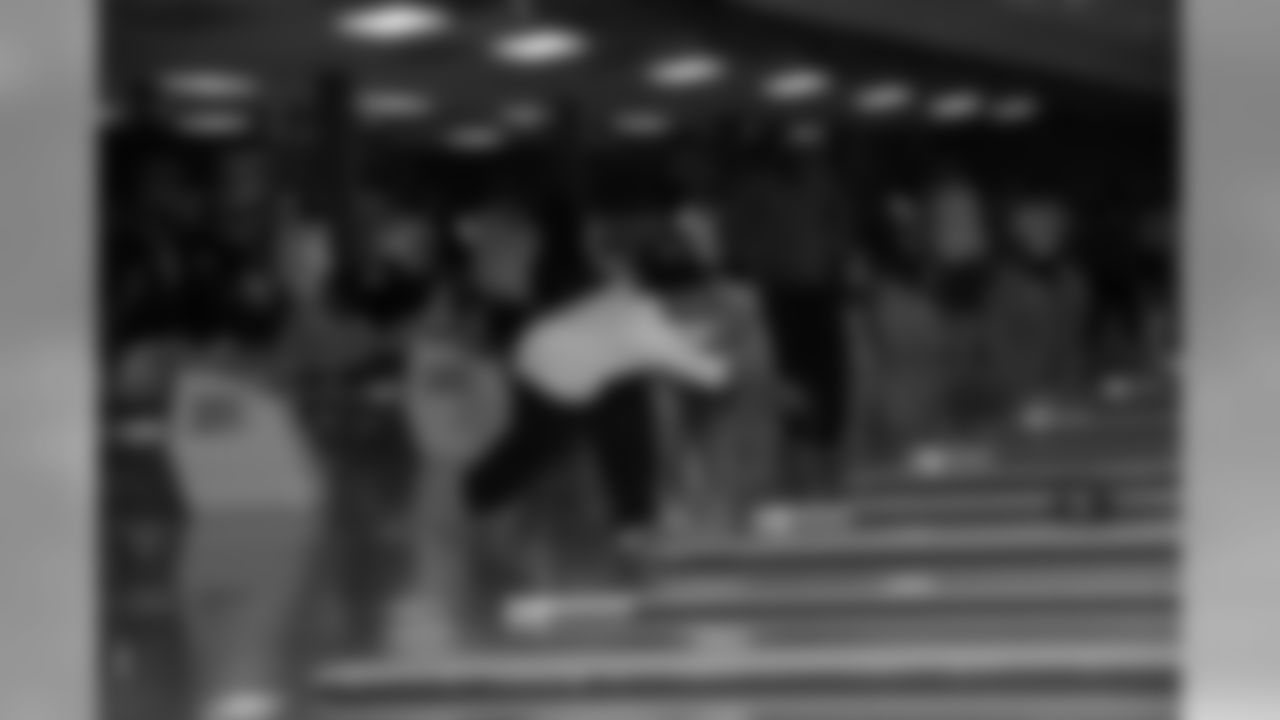 2010_steelers_team_bowling_001
