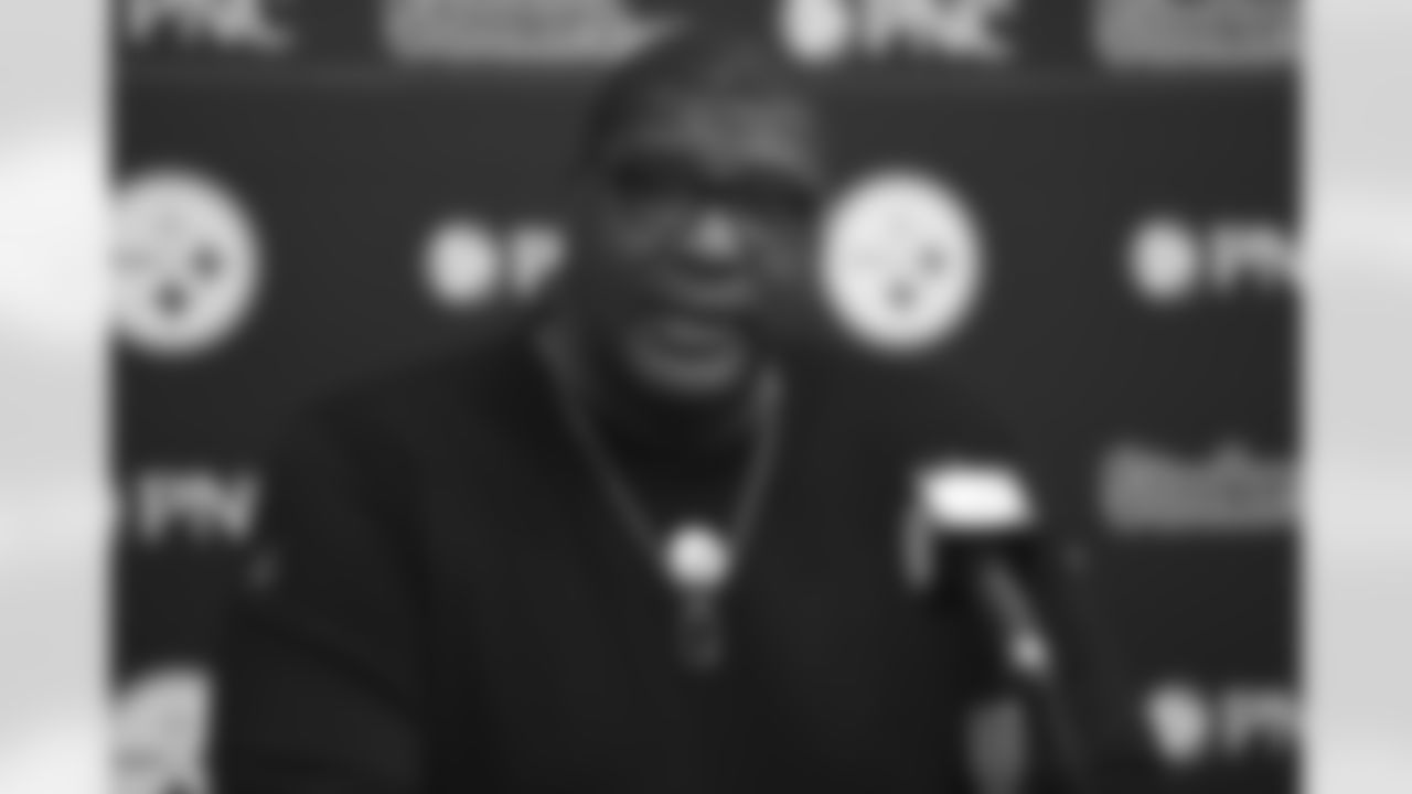 Pittsburgh Steelers Tight End Coach Alfredo Roberts speaks at a press conference following the NFL Draft at the UPMC Rooney Sports Complex, Saturday, April 30, 2022 in Pittsburgh, PA. (Caitlyn Epes / Pittsburgh Steelers)