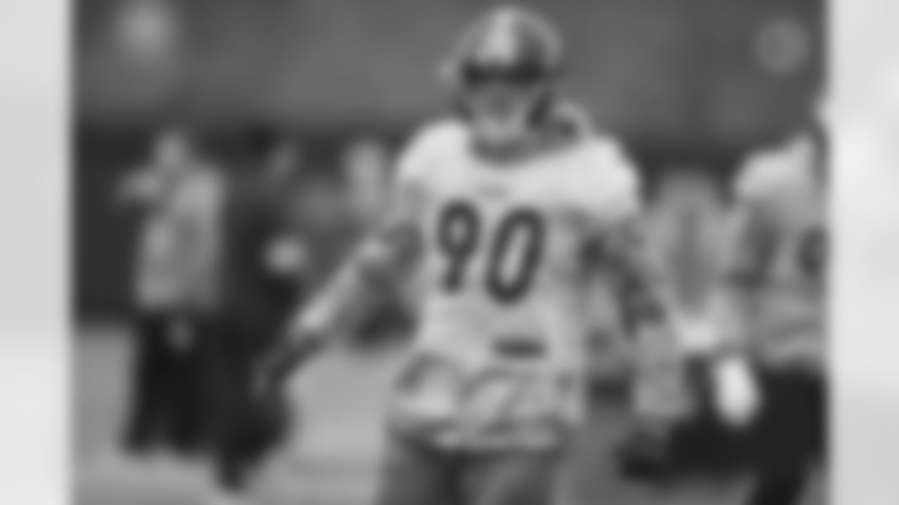 Pittsburgh Steelers linebacker T.J. Watt (90) during practice at the UPMC Rooney Sports Complex preparing for a Week 15 matchup against the Tennessee Titans, Wednesday, Dec. 15, 2021 in Pittsburgh, PA. (Karl Roser / Pittsburgh Steelers)