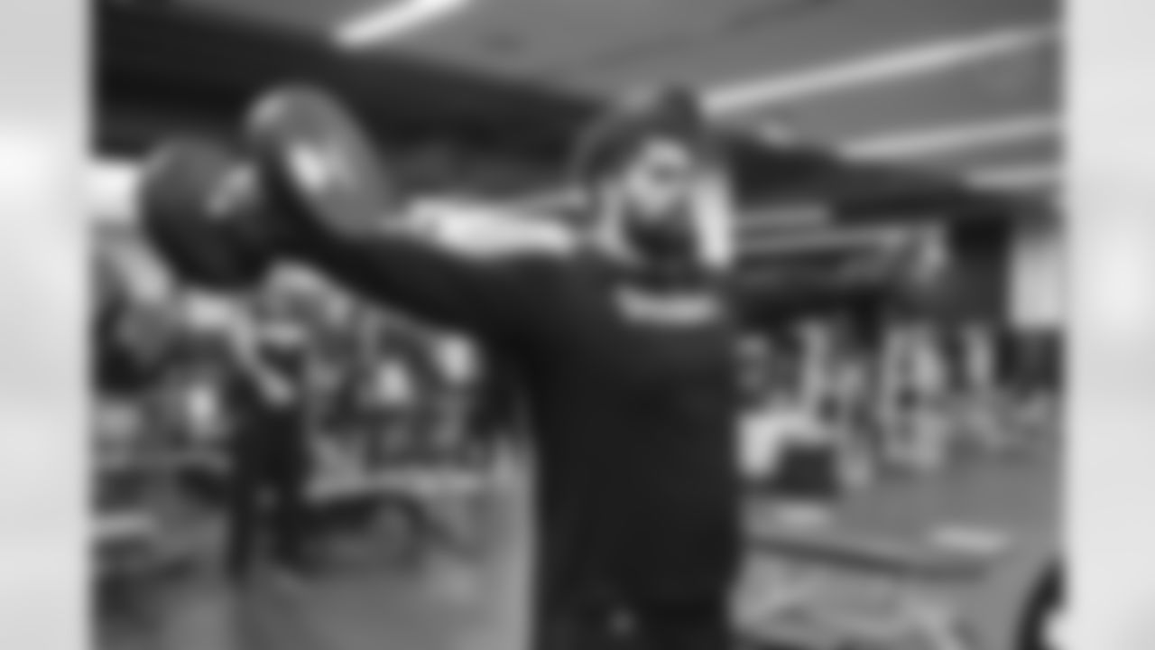 Pittsburgh Steelers guard Isaac Seumalo (73) participates in Phase One of the voluntary offseason workout program, Tuesday April 18, 2023 at the UPMC Rooney Sports Complex. (Karl Roser / Pittsburgh Steelers)
