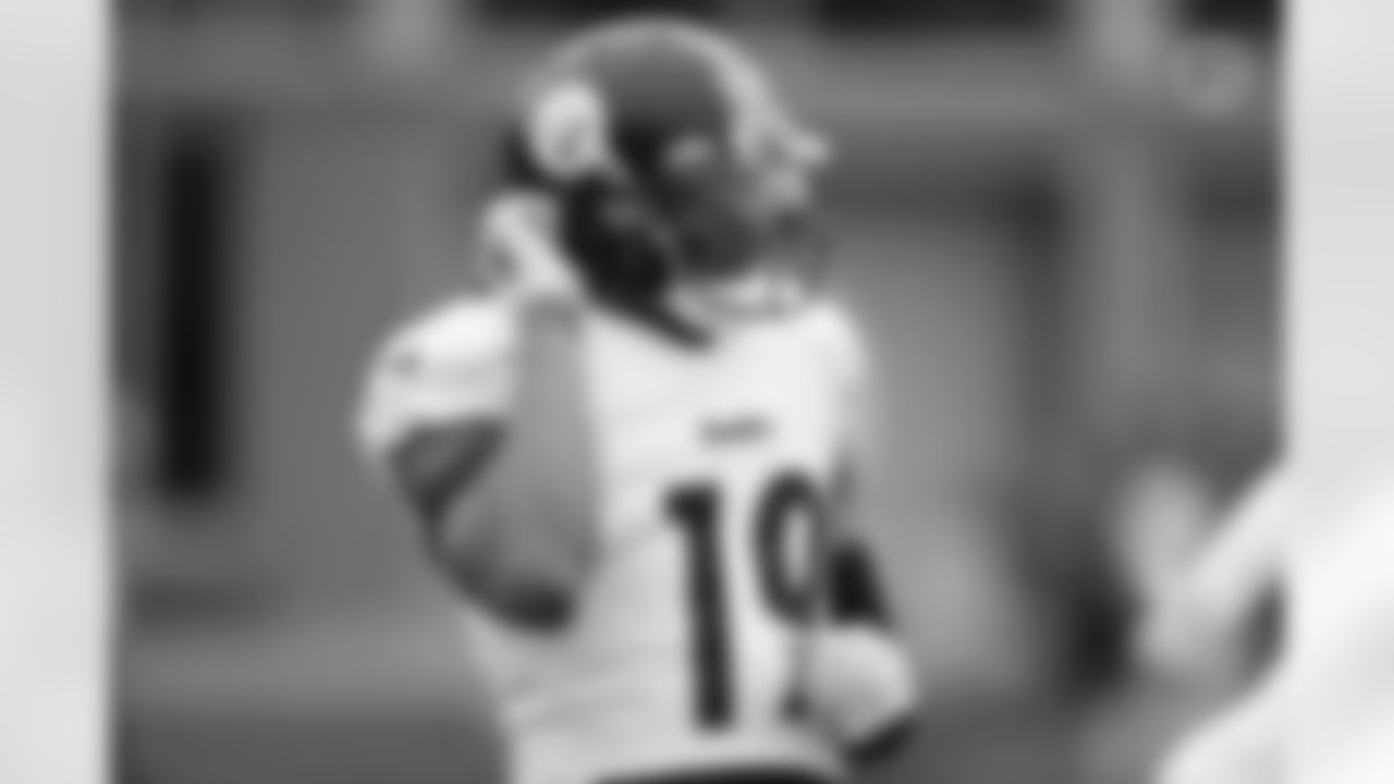 Pittsburgh Steelers wide receiver JuJu Smith-Schuster (19) during practice at the UPMC Rooney Sports Complex preparing for a Wild Card Round matchup against the Kansas City Chiefs, Thursday, Jan. 13, 2022 in Pittsburgh, PA. (Karl Roser / Pittsburgh Steelers)