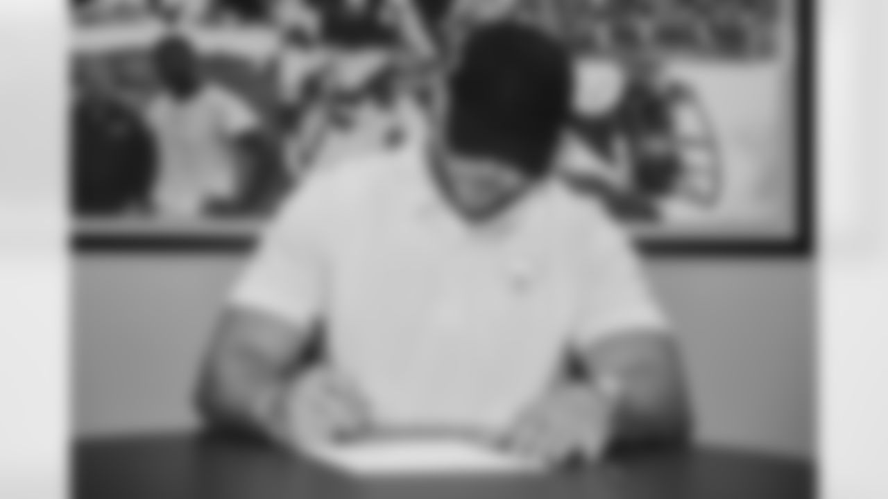 Cole Holcomb signs a contract with the Pittsburgh Steelers at the UPMC Rooney Sports Complex Thursday, March 16, 2023 in Pittsburgh, PA. (Abigail Dean / Pittsburgh Steelers)