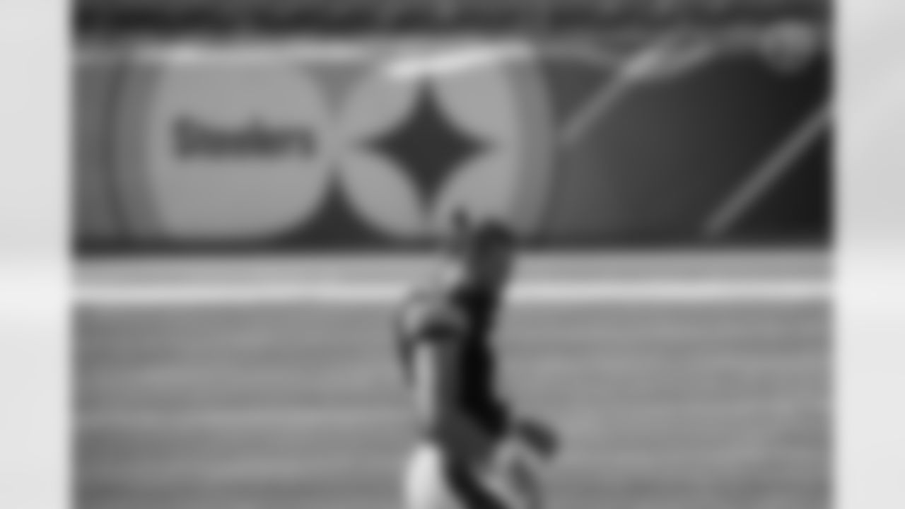 Pittsburgh Steelers tight end Vance McDonald (89) retires