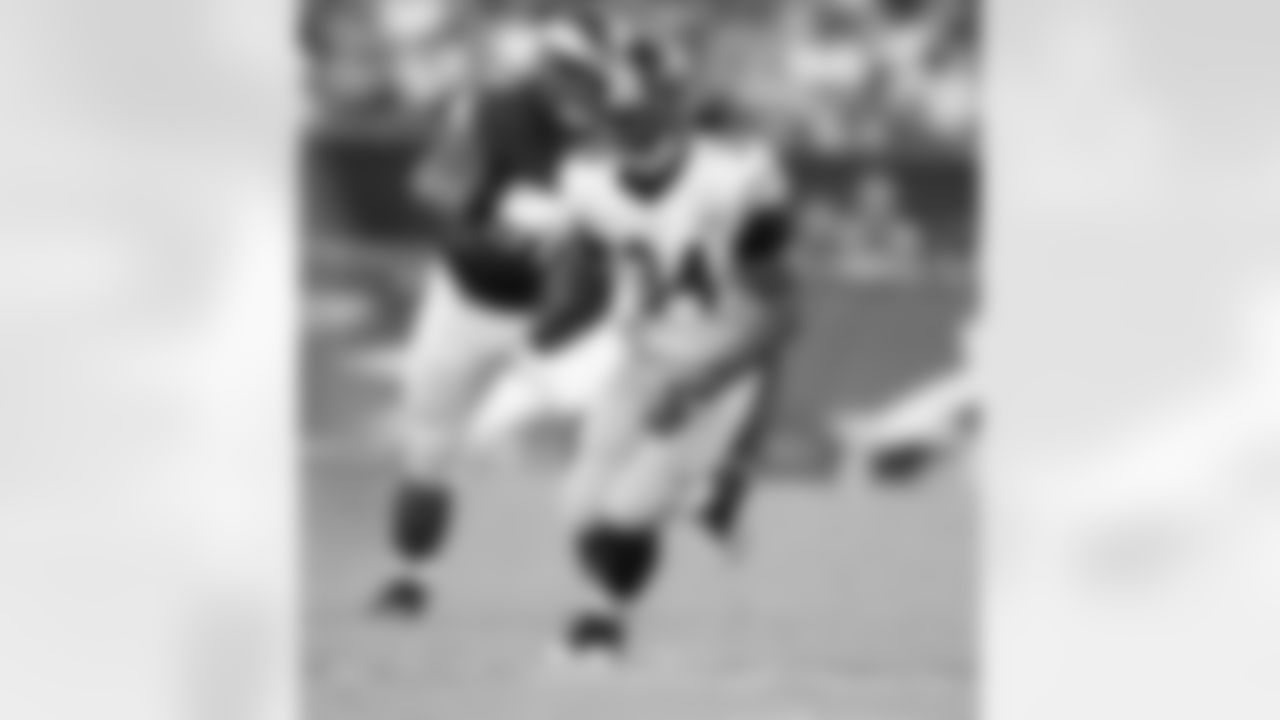 RB DeAngelo Williams leads the Steelers rushing attack with 258 yards on 66 carries (3.9 avg.) and has rushed for 2 touchdowns in 2016.